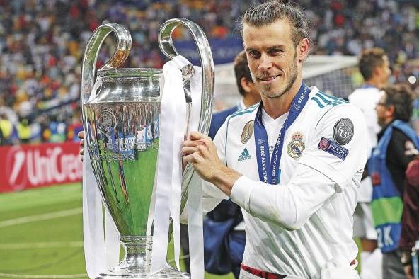 Gareth Bale celebra con la copa de la UEFA Champions League obtenida en 2018.