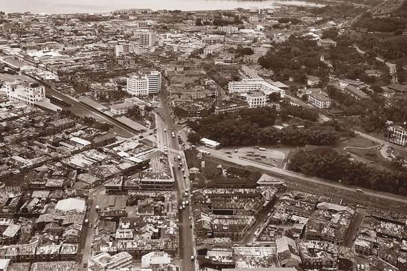 En esta imagen de la ciudad de Panamá de 1952 se pueden observar las casas de inquilinato que habían sido edificadas durante la construcción del Canal, y que bordeaban en su gran mayoría la línea del ferrocarril, visible en esta fotografía.