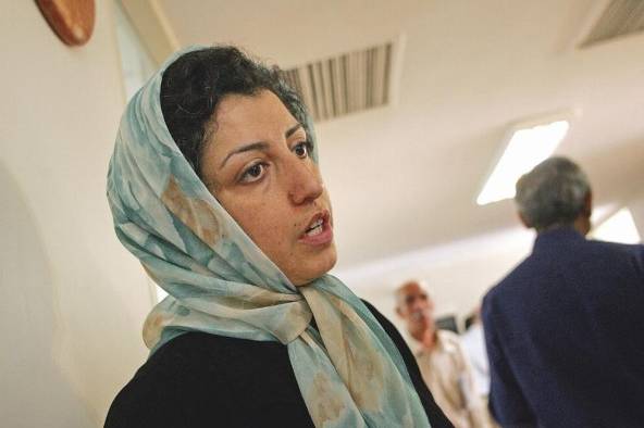 La fotografía del 25 de junio de 2007 muestra a la activista de derechos humanos de la oposición iraní, Narges Mohammadi, en el Centro de Defensores de los Derechos Humanos en Teherán.