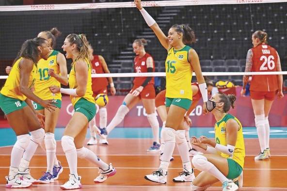 Jugadoras de Brasil en voleibol celebran su victoria.