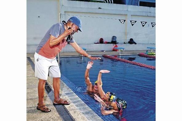 El instructor colonense tuvo una conexión especial con los nadadores más jóvenes.