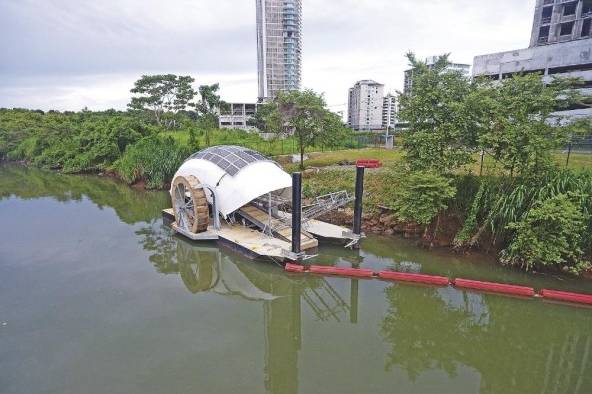 Wanda Díaz, la rueda hidráulica que recoge desechos sólidos flotantes en el Río Juan Díaz antes de que lleguen al mar.