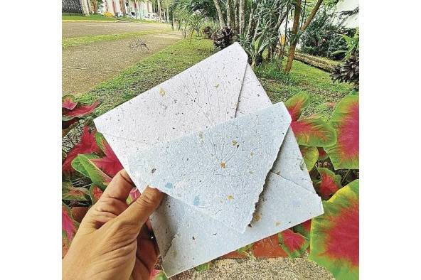 El colectivo de mujeres en Jaqué vende papeles de diferentes texturas y colores.