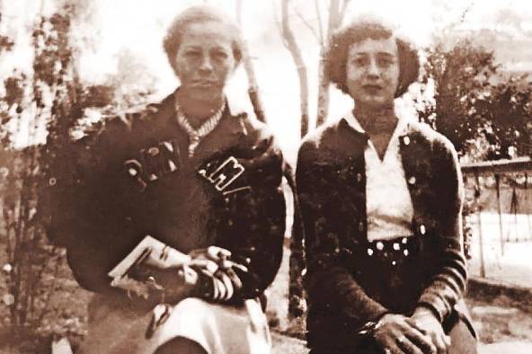 Caballero (Der.) participó en las competencias de atletismo y baloncesto en Guatemala 1946.