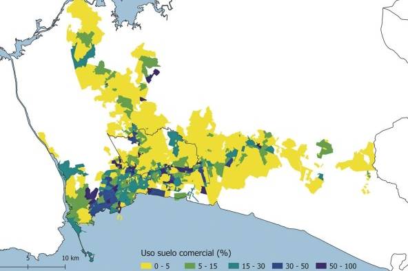 En este mapa del porcentaje de superficie construida en usos comerciales en cada barrio de la ciudad, se puede observar cómo gran parte de los barrios en la periferia este, norte y en San Miguelito tienen un bajo nivel de acceso a comercios que les provean en cercanía de bienes de consumo.