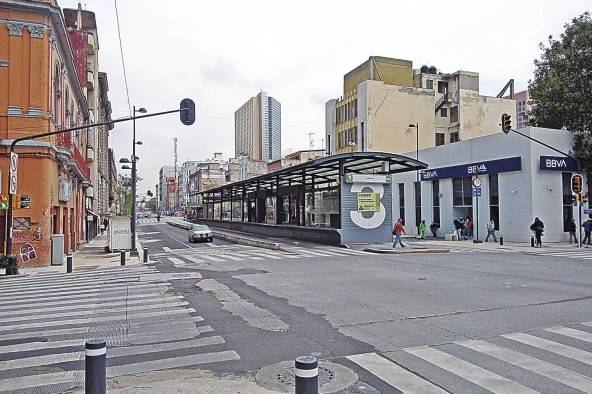 Estación Juárez de la línea 3 del MetroBus de la ciudad de México (CDMX) en la cercanía del centro histórico de CDMX. Esta línea con dirección norte-sur tiene una longitud de 20 kilómetros y 38 estaciones. Para la introducción de la rodadura exclusiva del bus se eliminaron dos carriles de los cuatro o cinco existentes, lo que permite aún una escala urbana.