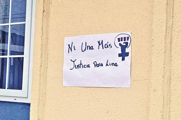 Querévalo. Al cumplirse los 30 días de la muerte de la niña, el pueblo alajeño improvisó una protesta para exigir justicia.