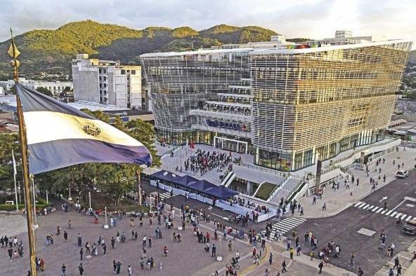 Vista aérea de la nueva Biblioteca Nacional de El Salvador en el centro histórico de San Salvador. En el evento estuvo presente su presidente, Nayib Bukele.