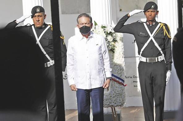 El presidente Laurentino Cortizo hizo entrega de las ofrendas florales.