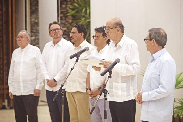 (i-d) Monseñor Héctor Fabio Henao, delegado de la Conferencia Episcopal Colombiana; Carlos Ruiz-Massieu, jefe de la Misión de la ONU en Colombia; el senador colombiano Iván Cepeda; el alto comisionado para la Paz de Colombia, Danilo Rueda; el canciller colombiano, Álvaro Leyva, y su similar cubano Bruno Rodríguez