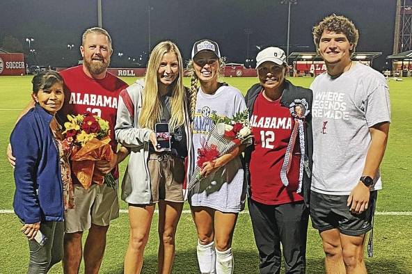 En familia, celebrando uno de sus logros con el equipo de la Universidad de Alabama junto a su abuela Bella, su papá Sean, su hermana Britt, su mamá Bella y su hermano Christian.