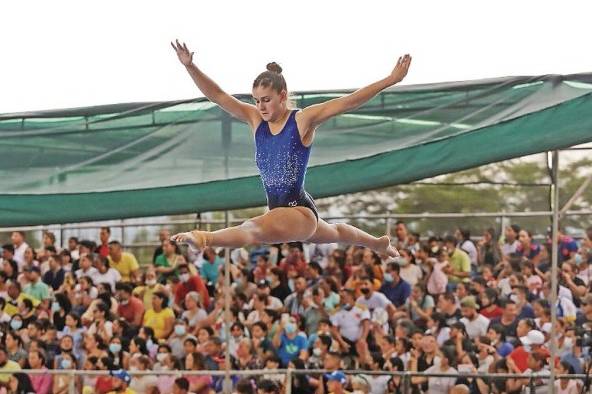 Valentina Brostella demuestra su destreza en la barra de equilibrio.