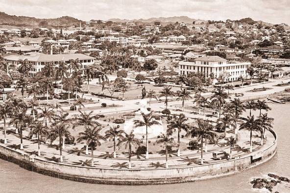 Monumento a Vasco Núñez de Balboa y el hospital Santo Tomás en la avenida Balboa, década de 1940.