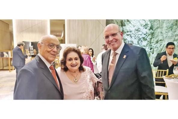 Mario Castro Arenas, Tita Méndez y el embajador de Perú en Panamá Mario López Chávarri.