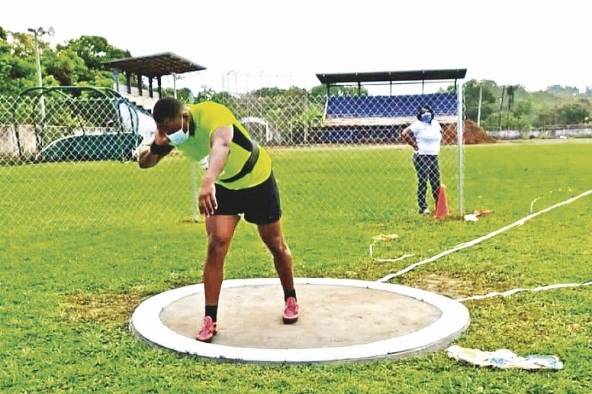 Las pruebas de lanzamiento (jabalina, bala y disco) están prohibidas en el Rommel Fernández.