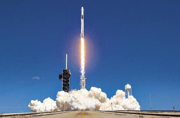 Fotografía cedida por SpaceX donde se ve la nave Endurance.