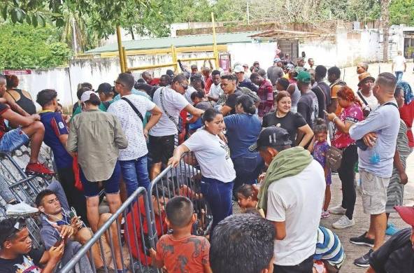 Migrantes hacen fila en espera de peticiones de asilo, en la ciudad de Tapachula en el estado de Chiapas (México).