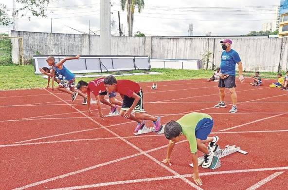 Pedro Aguilar (Der.) sostiene que el deporte basa su fortaleza en las escuelas, como ocurre en países como Jamaica.