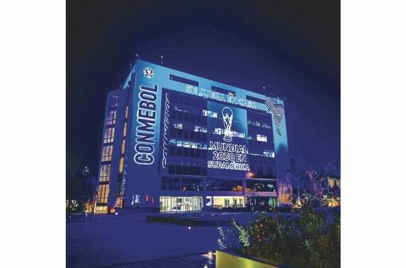 El edificio de la sede de la Conmebol en Asunción, Paraguay, celebró el otorgamiento de tres partidos inaugurales en 2030 con una iluminación alusiva.