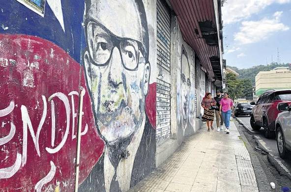 La pintura de Salvador Allende abre la galería callejera improvisada.