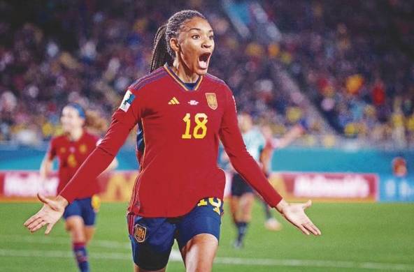 Salma Celeste Paralluelo, la jugadora más joven de la selección española con solo 19 años, ha revolucionado el ataque de su equipo imprimiéndole velocidad y volumen ofensivo.