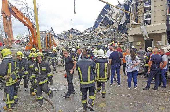 Equipos de rescate junto a un edificio administrativo que resultó dañado en un ataque con cohetes en la ciudad de Odesa ayer 20 de julio.