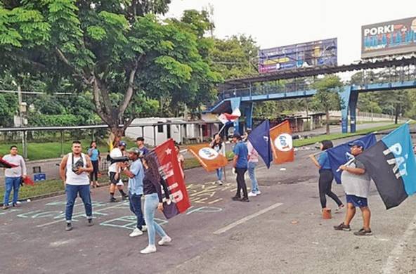 Un grupo reducido de estudiantes de la UP mantuvo el cierre de la vía Simón Bolívar.