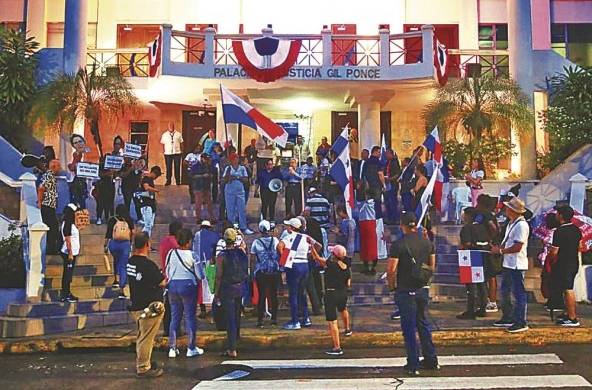 Sectores de la sociedad civil mantuvieron una vigilia en la CSJ, reclamando celeridad en el fallo sobre las demandas de inconstitucionalidad contra la ley 406.