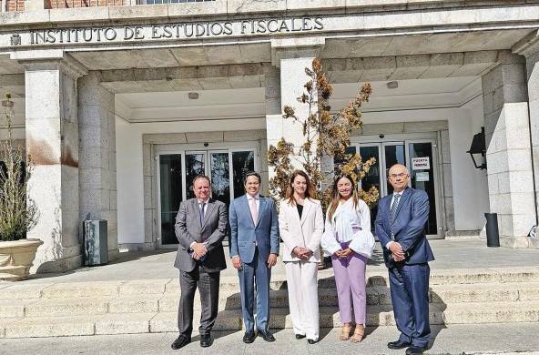 El director general de Ingresos (segundo en la foto de izq. a der.) junto a las autoridades españolas en su reciente visita a la Agencia Estatal de Administración Tributaria (AEAT) de España.