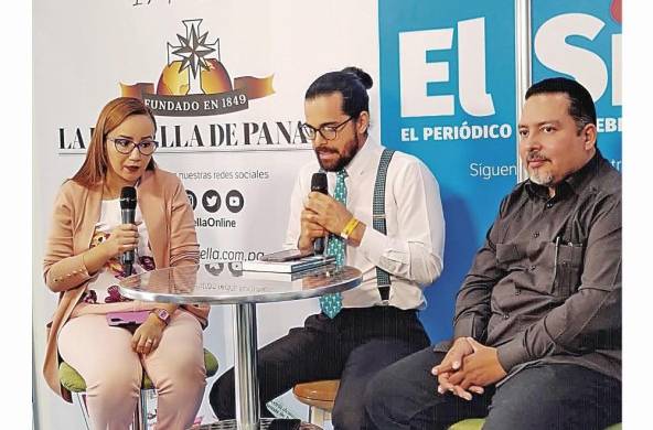 Johana Garay (i) y José Lasso (d), coautores del libro, durante la entrevista con el periodista Juan Cajar (c).