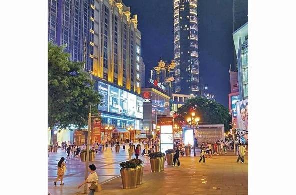 En el centro de la ciudad, los habitantes suelen vivir en los pisos altos de los edificios residenciales y de oficinas o servicios.