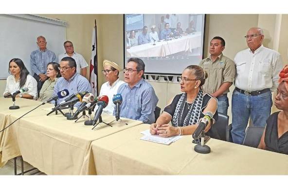Diferentes gremios de productores del secto agropecuario panameño, en conferencia de prensa, este lunes.