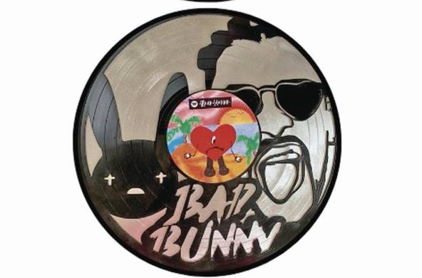 Disco decorativo de vinilo de Bad Bunny por Artopia Collections