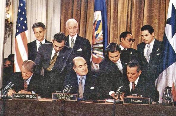 Omar Torrijos y Jimmy Carter, firmando los Tratados de 1977.