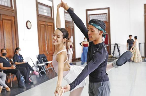 Edgar Santamaría y Melissa Gaona bailan 'El gallo y la gallina'.