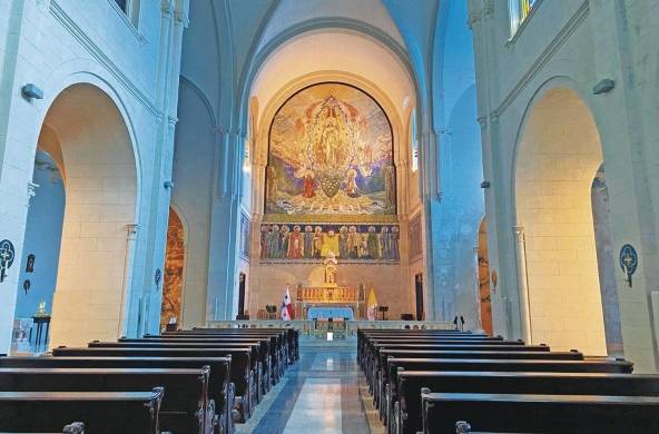 La blancura de los muros de la iglesia de San Francisco de Asís contrasta con sus coloridos vitrales y el mosaico del altar mayor.