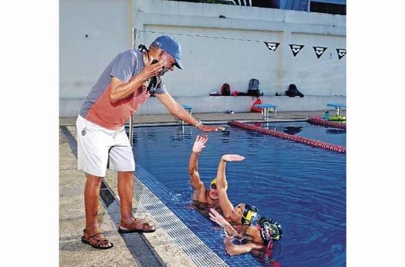 El instructor colonense tuvo una conexión especial con los nadadores más jóvenes.