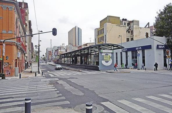 Estación Juárez de la línea 3 del MetroBus de la ciudad de México (CDMX) en la cercanía del centro histórico de CDMX. Esta línea con dirección norte-sur tiene una longitud de 20 kilómetros y 38 estaciones. Para la introducción de la rodadura exclusiva del bus se eliminaron dos carriles de los cuatro o cinco existentes, lo que permite aún una escala urbana.