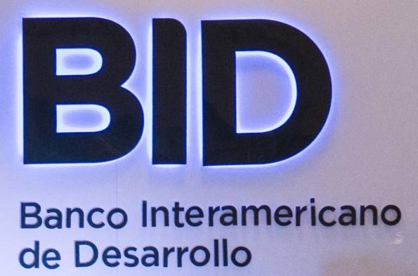 Fotografía de archivo en al que se registró un logo del Banco Interamericano de Desarrollo (BID).