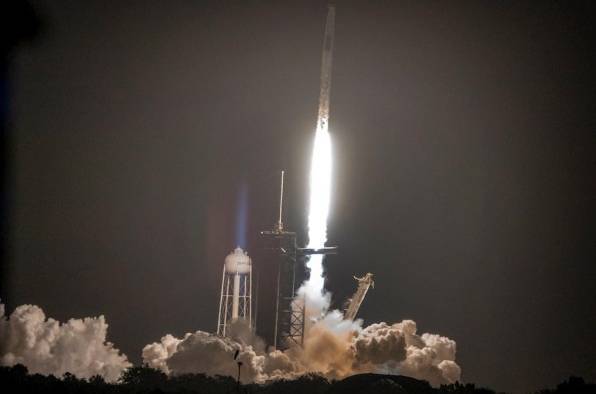 Fotografía de la Estación Espacial Internacional (EEI) en naves de SpaceX.