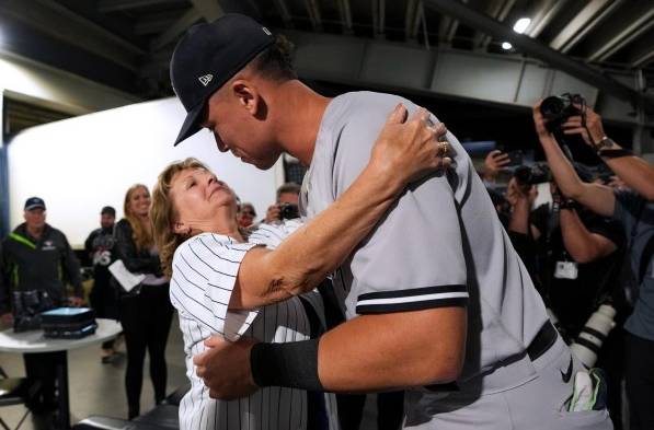 Aaron Judge y su madre