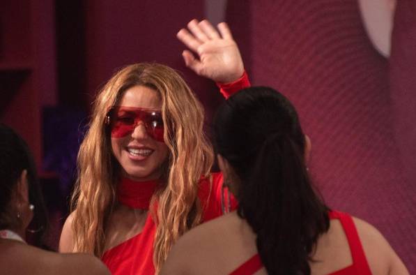 Shakira saluda a su llegada al Media Center de los Premios Juventud, en el Coliseo de Puerto Rico, en San Juan (Puerto Rico).