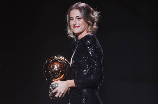 Alexia Putellas recibiendo su Balón de Oro.