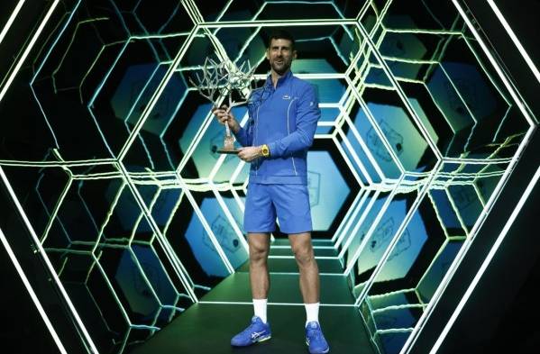 El serbio Novak Djokovic, número 1 del mundo, celebra un punto en el Abierto de París.