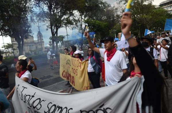 Manifestantes participan en una marcha para exigir que se oficialicen los resultados de las elecciones del pasado 25 de junio.