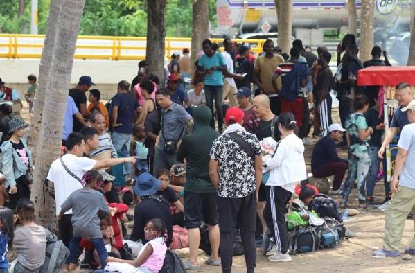 Migrantes de diversas nacionalidades descansan en un campamento temporal en la ciudad de Tapachula, en una fotografía de archivo.