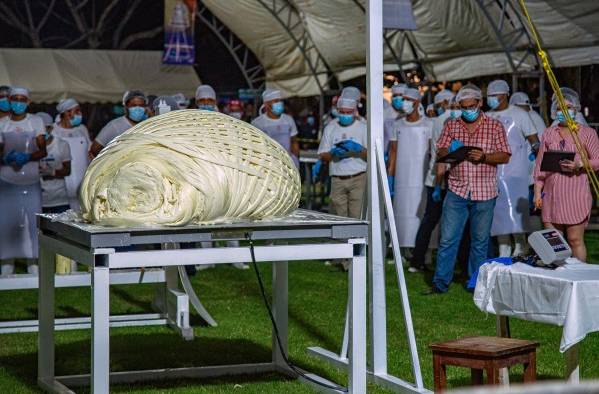 Productores de leche y queso elaboran el quesillo más grande del mundo hoy, en el municipio de Pijijiapan, estado de Chiapas (México).