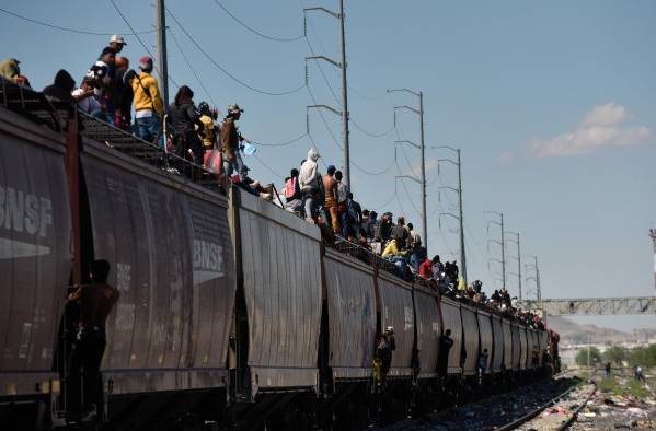 Un grupo de migrantes viajan sobre el tren conocido como La Bestia hoy, en Ciudad Juárez, Chihuahua (México).