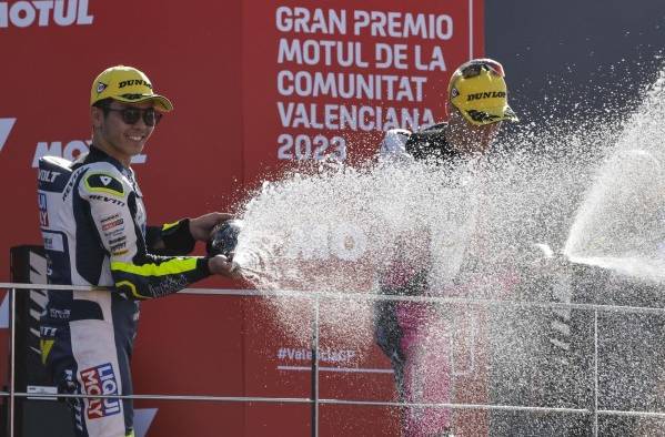 El piloto japonés de Moto 3, Ayumu Sasaki, ( Liqui Moly Husqvarna Intact GP), en el podio tras ganar la carrera.