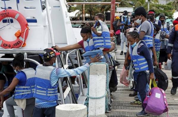 Según el reporte del canal colombiano, este domingo viajaron hasta Darién un total de mil 600 migrantes.